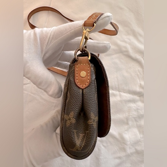 Louis Vuitton Monogram Favorite MM Crossbody - Picture 9 of 11